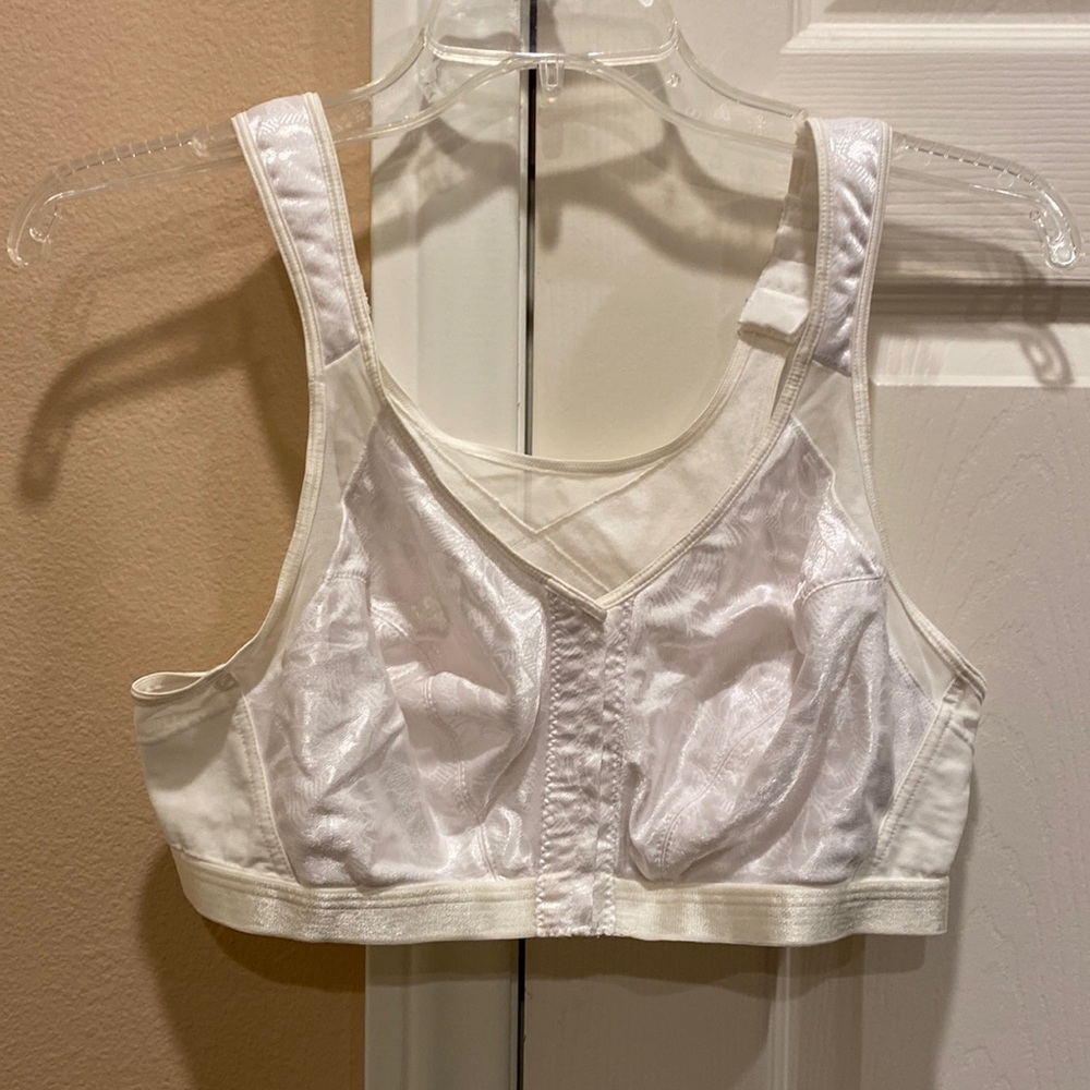 Playtex 18 Hour front closure bra with padded straps